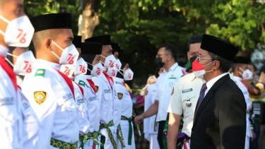 Wali Kota Makassar, Ramdhan Pomanto, mengukuhkan Paskibraka.