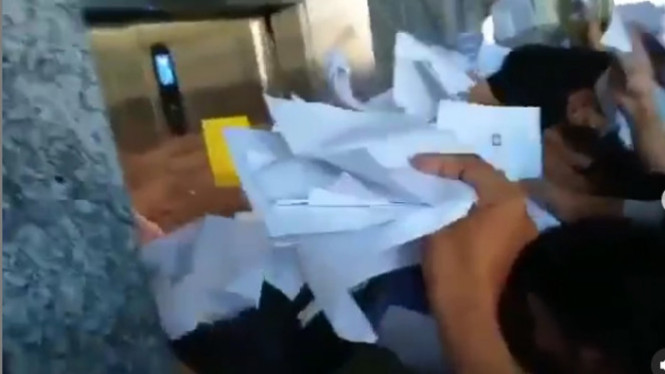 Desak-desakan Pendataran Vaksin di RSUD Tenriawaru Bone (Instagram/makassar_iinfo)