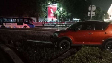 Suzuki Ignis tabrak tiang APIL di Taman Bappenas, Menteng, Jakarta Pusat.
