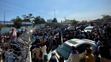 Ribuan orang memadati bandara di Kabul untuk keluar dari Afghanistan.
