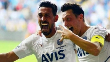 Selebrasi Mesut Oezil 