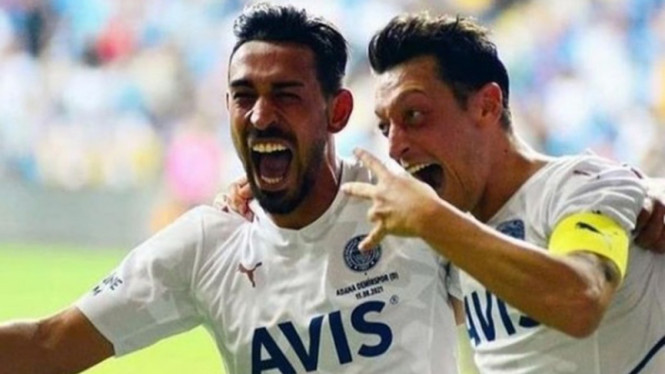 Selebrasi Mesut Oezil 