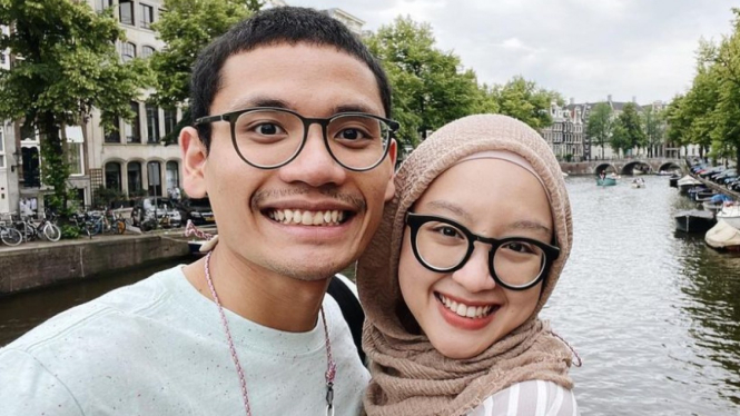 Gita Savitri dan Paul Partohap.
