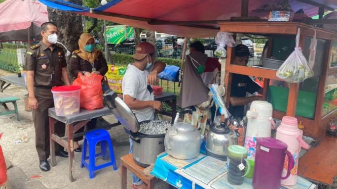 Kejaksaan Tinggi DKI Jakarta memborong dagangan pedagang dan UMKM