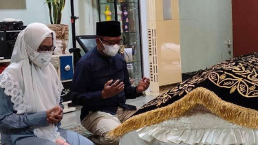Mantan Wagub Sulsel, Agus Arifin Nu'mang, bersama istri, melayat ke kediaman ADS 