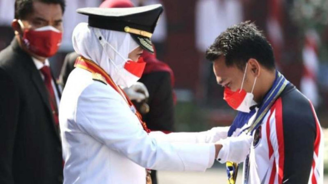 Lifter Eko Yuli Irawan mendapat tanda kehormatan dari Gubernur Jawa Timur