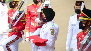 Ardelia Muthia Zahwa, remaja dari Tebing Tinggi Sumatera Utara, menjadi pembawa baki Bendera Merah Putih saat peringatan detik-detik proklamasi Kemerdekaan RI di Istana Merdeka, Jakarta, Selasa, 17 Agustus 2021.
