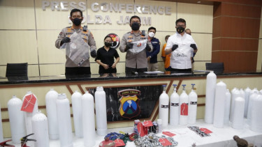 Kapolda Jatim merilis kasus jual-beli oksigen dengan tabung apar.
