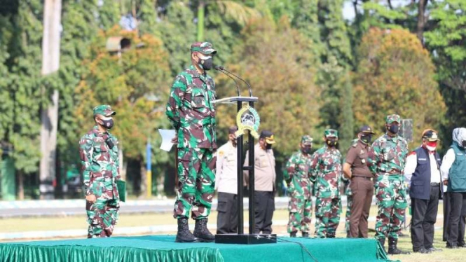 Komandan Korem 083/Baladhika Jaya Kolonel Inf Irwan Subekti memimpin Apel Gelar Pasukan untuk persiapan operasi pemindahan pasien COVID-19 yang isolasi mandiri ke tempat isolasi terpusat di Kota Malang, Rabu, 18 Agustus 2021.