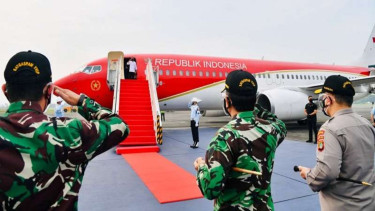 Presiden Jokowi menaiki pesawat kepresidenan bertolak ke Jawa Timur