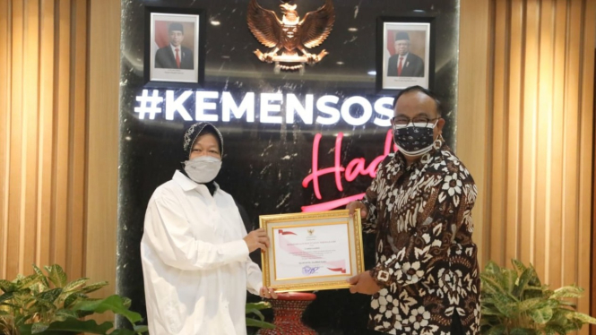 enteri Sosial Tri Rismaharini menerima secara simbolis bantuan Rp 2 miliar