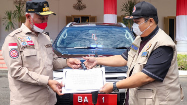 Gubernur Sumbar Mahyeldi serahkan mobil dinas baru ke Satgas COVID-19.