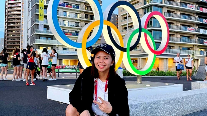 Pose Greysia Polii di hadapan icon Olympic