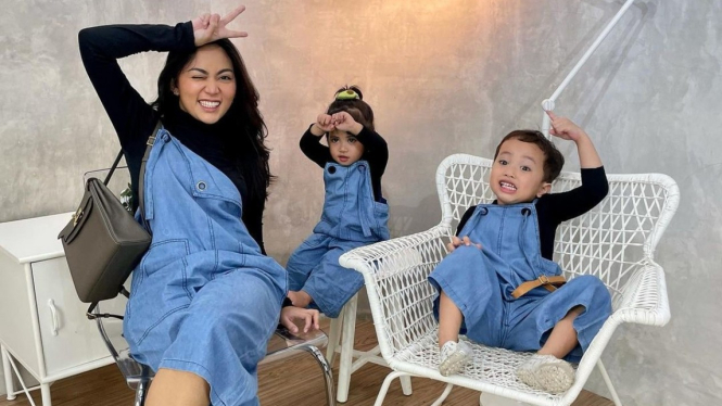 Rachel Vennya dan kedua anaknya.
