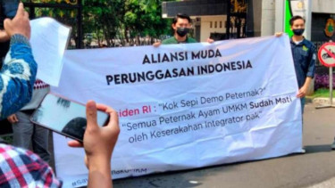 Demo peternak ayam di Kementerian Pertanian.