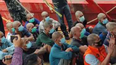 Awak kapal berbendera Vietnam yang berhasil dievakuasi dari kapalnya yang tenggelam dalam pengejaran yang oleh petugas PDSKP diamankan di Batam, Kepulauan Riau, Jumat, 20 Agustus 2021.