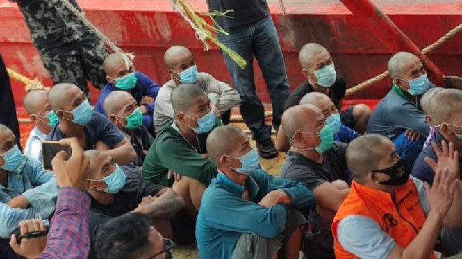 Awak kapal berbendera Vietnam yang berhasil dievakuasi dari kapalnya yang tenggelam dalam pengejaran yang oleh petugas PDSKP diamankan di Batam, Kepulauan Riau, Jumat, 20 Agustus 2021.