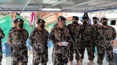 Direktur Jenderal Pengawasan Sumber Daya Kelautan dan Perikanan Laksamana Muda TNI Adin Nurawaluddin memberikan keterangan pers tentang penangkapan kapal asing di Batam, Kepulauan Riau, Jumat, 20 Agustus 2021.