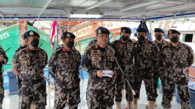 Direktur Jenderal Pengawasan Sumber Daya Kelautan dan Perikanan Laksamana Muda TNI Adin Nurawaluddin memberikan keterangan pers tentang penangkapan kapal asing di Batam, Kepulauan Riau, Jumat, 20 Agustus 2021.