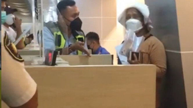 Wanita mengaku Istri Kolonel Ribut di Bandara (Instagram/lambeturahkawanua)