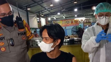 Kapolsek Setiabudi Kompol Beddy Suwendi mengamati vaksinasi pedagang.