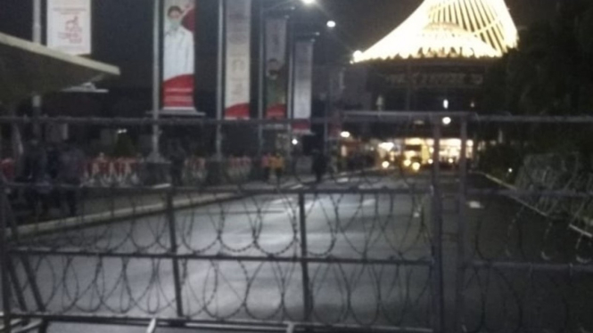 Mal Margo City, Depok, ditutup usai terjadi ledakan di belakang gedung.