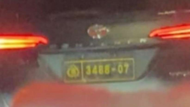 Mobil Fortuner berpelat dinas Polisi ugal-ugalan di Kebayoran Lama.