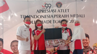Crazy Rich Malang serahkan hadiah untuk atlet Olimpiade 2020