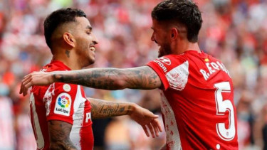 Angel Correa dan Rodrigo De Paul rayakan gol Atletico Madrid.