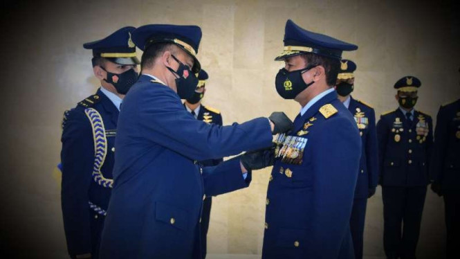 VIVA Militer: KSAU sematkan Bintang Swa Bhuwana Paksa Pratama ke Sesmilpres Tony Harjono