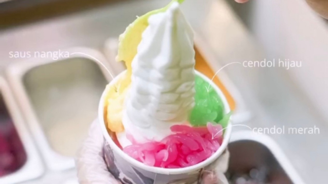 Frozen yogurt dengan topping es doger dan cendol.