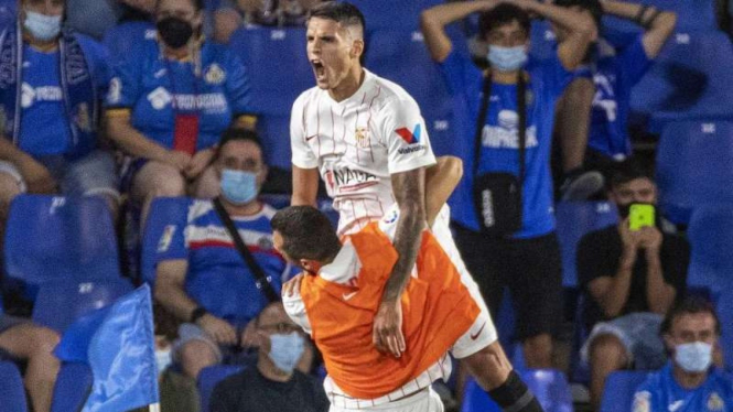 Pemain Sevilla, Erik Lamela rayakan gol.
