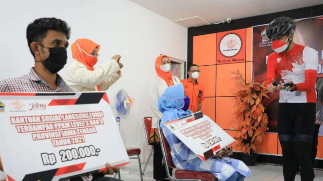 Gubernur Jateng Ganjar Pranowo memberi bantuan bagi masyarakat terdampak PPKM.