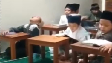 Viral Bocah Calon Ulama Ini Tertidur Sambil Mangap (Instagram/info_tetangga)