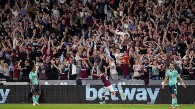 Suporter West Ham bersorak merayakan kemenangan tim kesayangannya atas Leicester