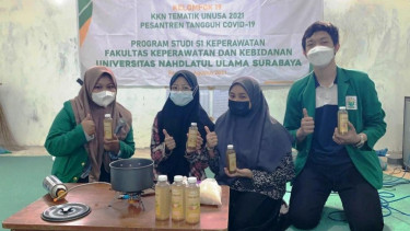 Mahasiswa berikan minuman ke santriwati.