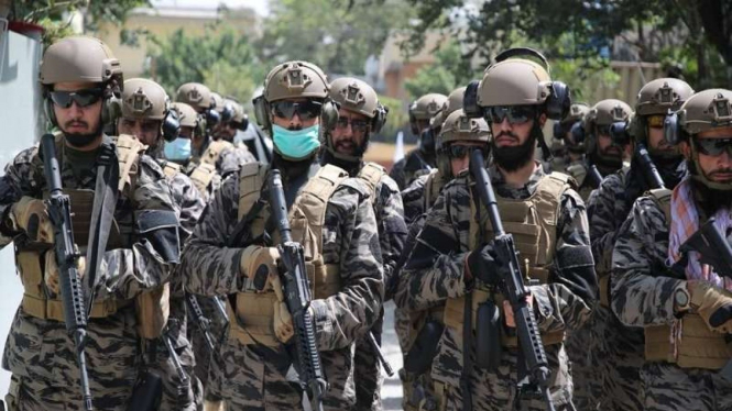 Pasukan Taliban dengan seragam taktikal bersenjata di Kabul Afghanistan