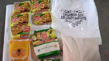 Sembako yang diselipkan baju bertuliksan Airlangga Hartarto