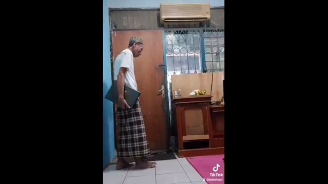 Detik-detik Babeh Ary @BabehOjol beri kejutan hadiah laptop untuk anaknya.