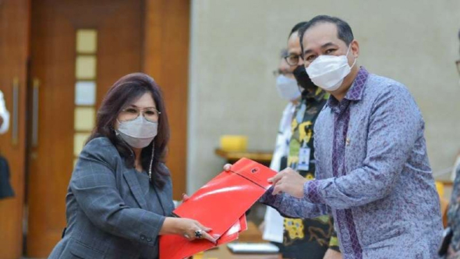 Anggota Komisi VI DPR Evita Nursanty (Kiri). Mendag M Lutfi (Kanan).