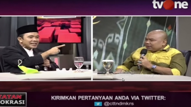 Mustofa Nahrawardaya (kanan) dan Taufik Damas (kiri-berpeci) di Catatan Demokrasi tvOne