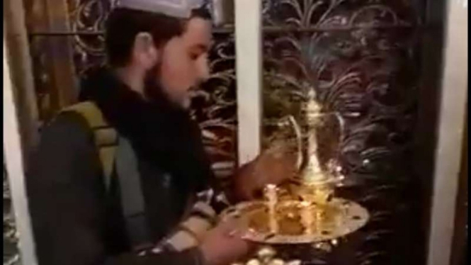 VIVA Militer: Pasukan Taliban pamerkan teko emas.