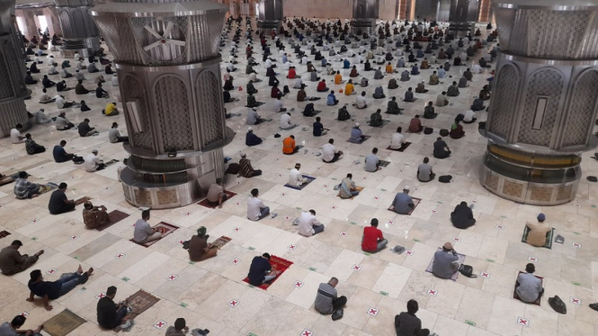 Masjid Istiqlal menggelar Salat Jumat berjarak dengan protokol kesehatan ketat