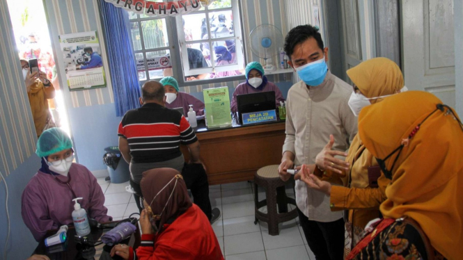 Gibran Rakabuming Meninjau Vaksinasi Lansia di Puskesmas Ngoresan Solo