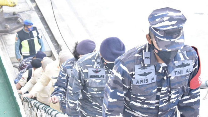 VIVA Militer: Prajurit Kolinlamil TNI Angkatan Laut serbu Kapal Niaga Doro Londa