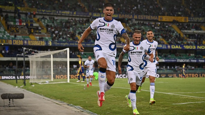 Pemain anyar Inter Milan, Joaquin Correa merayakan gol