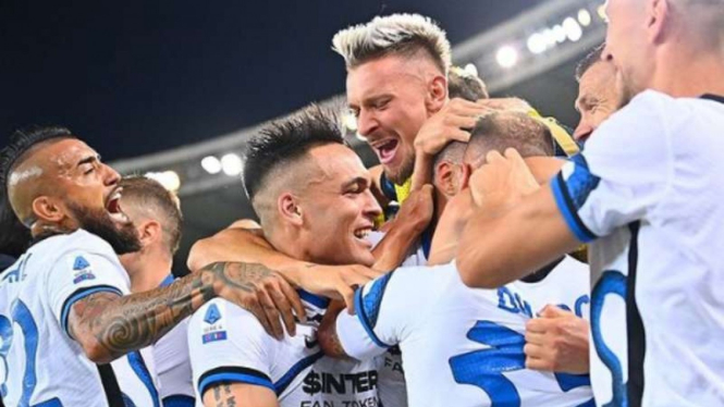 Pemain Inter Milan rayakan gol.