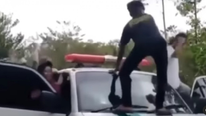 Mahasiswa KKN Joget di Atas Ambulans (Instagram/kamerapengawas)