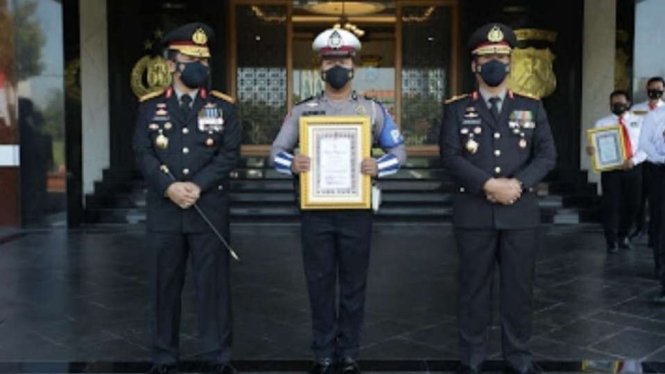 Brigadir Budiman menerima penghargaan dari pimpinan di Polda Jatim Juli lalu. 