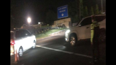 Polisi memutarbalikan kendaraan yang tak memenuhi syarat ke kawasan puncak